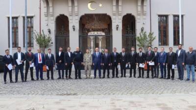 İskenderun Kaymakamı Muhammet Önder, ilçede görevlerinde üstün başarı gösteren Emniyet