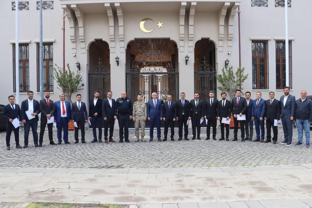 İskenderun Kaymakamı Muhammet Önder, ilçede görevlerinde üstün başarı gösteren Emniyet