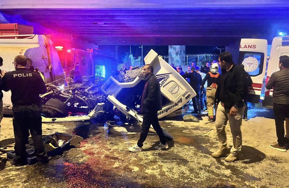 Hatay’da korkunç kaza: 1 öü, 1 yaralı Hatay’ın İskenderun ilçesinde, fren arızası nedeniyle duramayan bir arazöz, otomobil