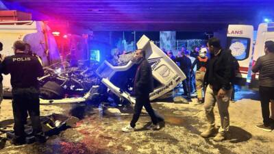 Hatay’ın İskenderun ilçesinde, fren arızası nedeniyle duramayan bir arazöz, otomobil