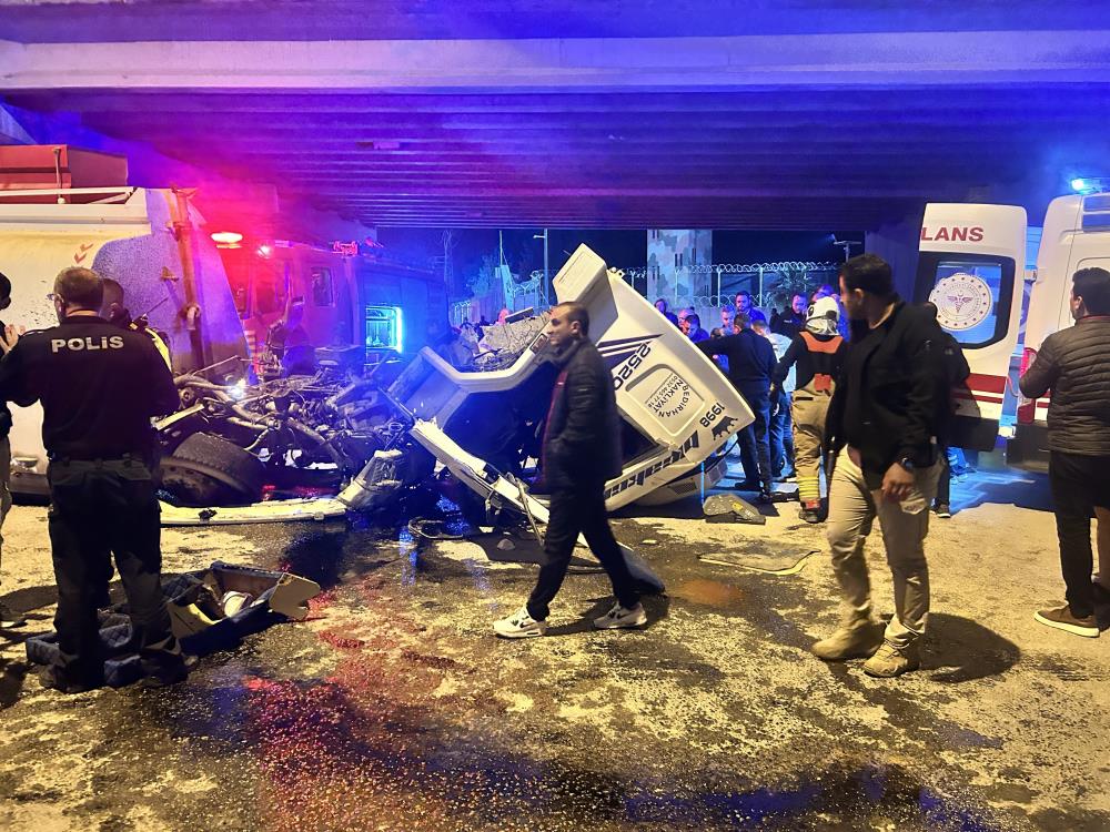 Hatay’ın İskenderun ilçesinde, fren arızası nedeniyle duramayan bir arazöz, otomobil