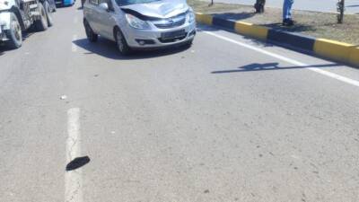 Hatay’ın İskenderun ilçesinde, yolun karşısına geçmeye çalışan iki kadına otomobil