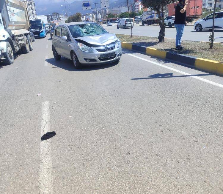 Hatay’ın İskenderun ilçesinde, yolun karşısına geçmeye çalışan iki kadına otomobil