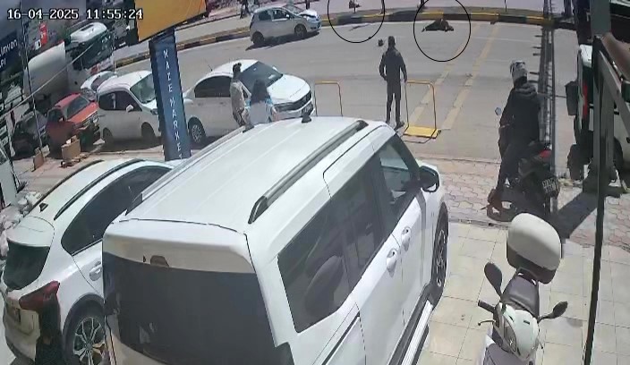 Hatay’ın İskenderun ilçesi Barbaros Mahallesi’nde yaşanan feci kazada, yolun karşısına