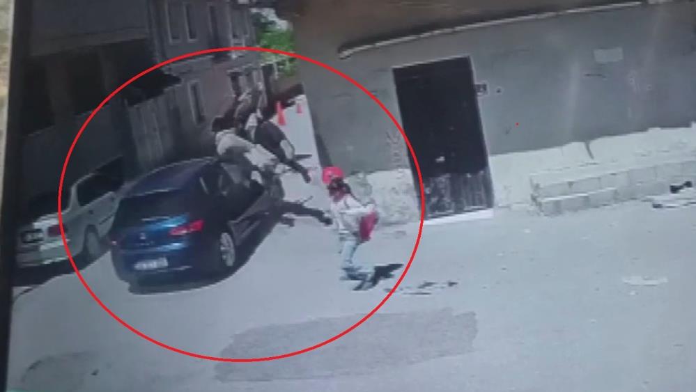 Hatay’ın Reyhanlı ilçesinde meydana gelen trafik kazasında, motosikletin otomobille çarpışması