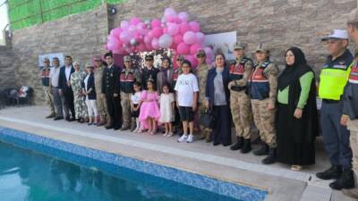 Hatay’ın Reyhanlı ilçesinde, 6 yaşındaki Elmas Uçar, şehit babasının silah