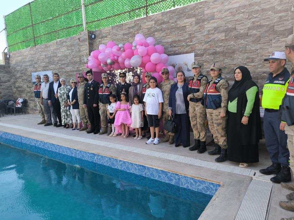 Hatay’ın Reyhanlı ilçesinde, 6 yaşındaki Elmas Uçar, şehit babasının silah