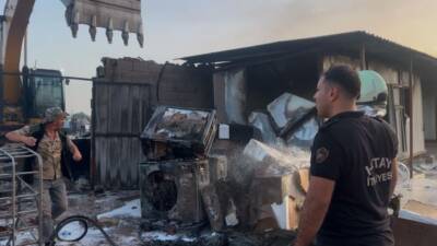 Hatay’ın Kırıkhan ilçesinde bir şantiyede işçilerin kaldığı konteyner yatakhane, çıkan