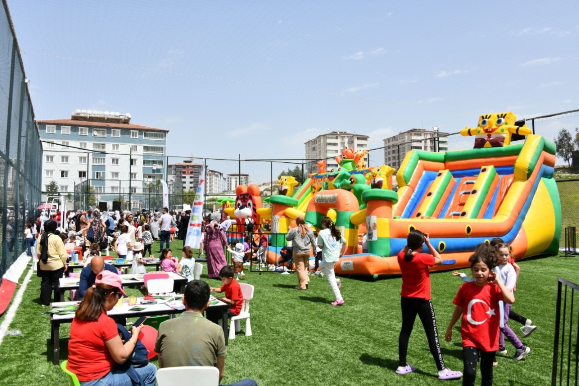 Deprem bölgelerindeki çocuklar için umut taşıyan Playland Eğlence Tırı, 23
