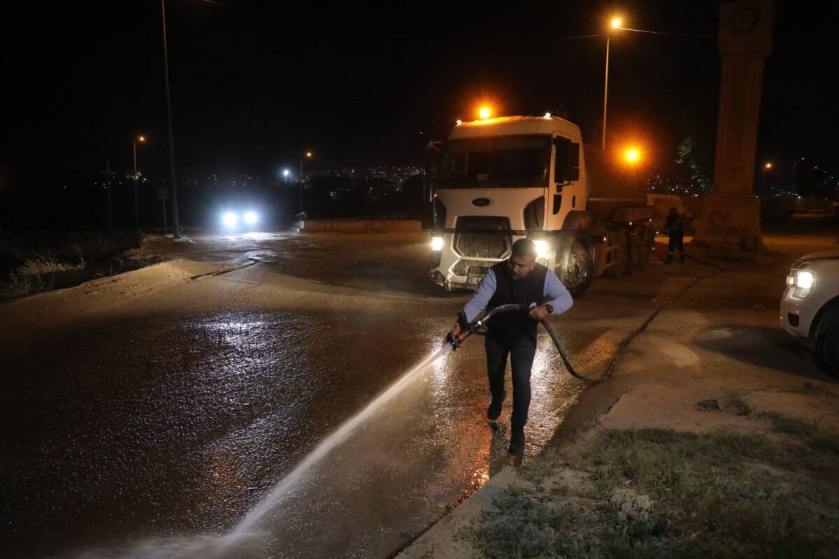Hatay Büyükşehir Belediyesi, inşa sürecinde oluşan toz ve çamura karşı