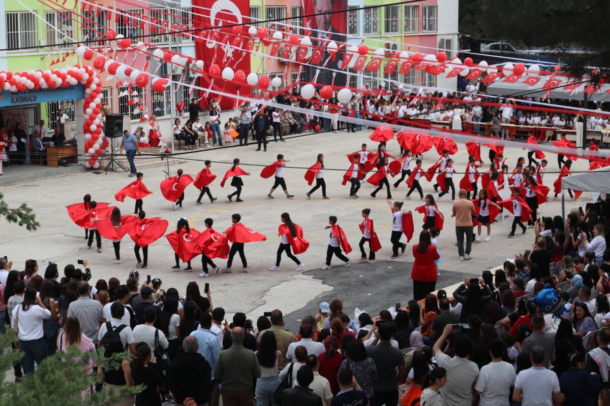 Ulu Önder Mustafa Kemal Atatürk’ün çocuklara armağan ettiği 23 Nisan