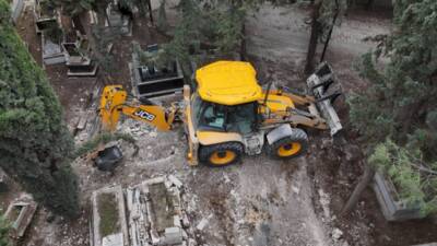 Hatay Büyükşehir Belediyesi (HBB), vatandaşların mezarlıklarda rahat ve huzurlu bir