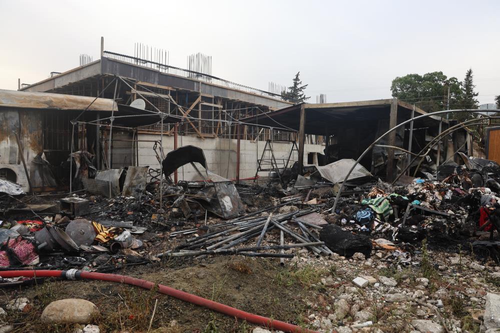 Hatay’ın Antakya ilçesinde, depremde evlerini kaybeden ailelerin barındığı konteynerler, çıkan
