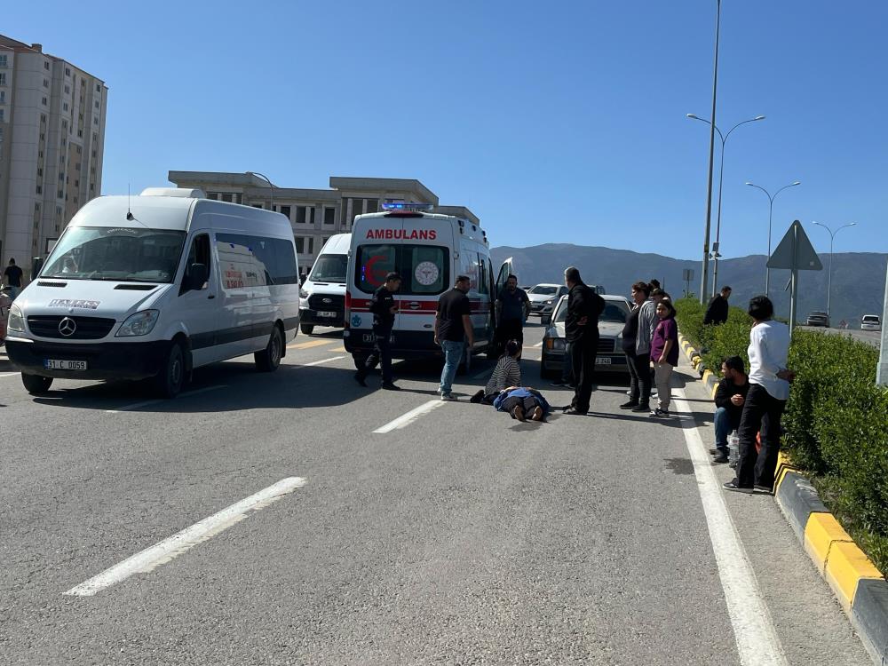 Antakya'da meydana gelen kazada, yaya geçidinden geçmeye çalışan bir kadın