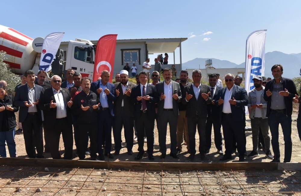 Hatay’da, Kahramanmaraş merkezli depremler sonrası yıkılan ahırların yerine yapılacak yeni