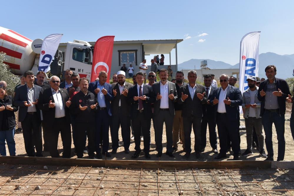 Hatay’da, Kahramanmaraş merkezli depremler sonrası yıkılan ahırların yerine yapılacak yeni