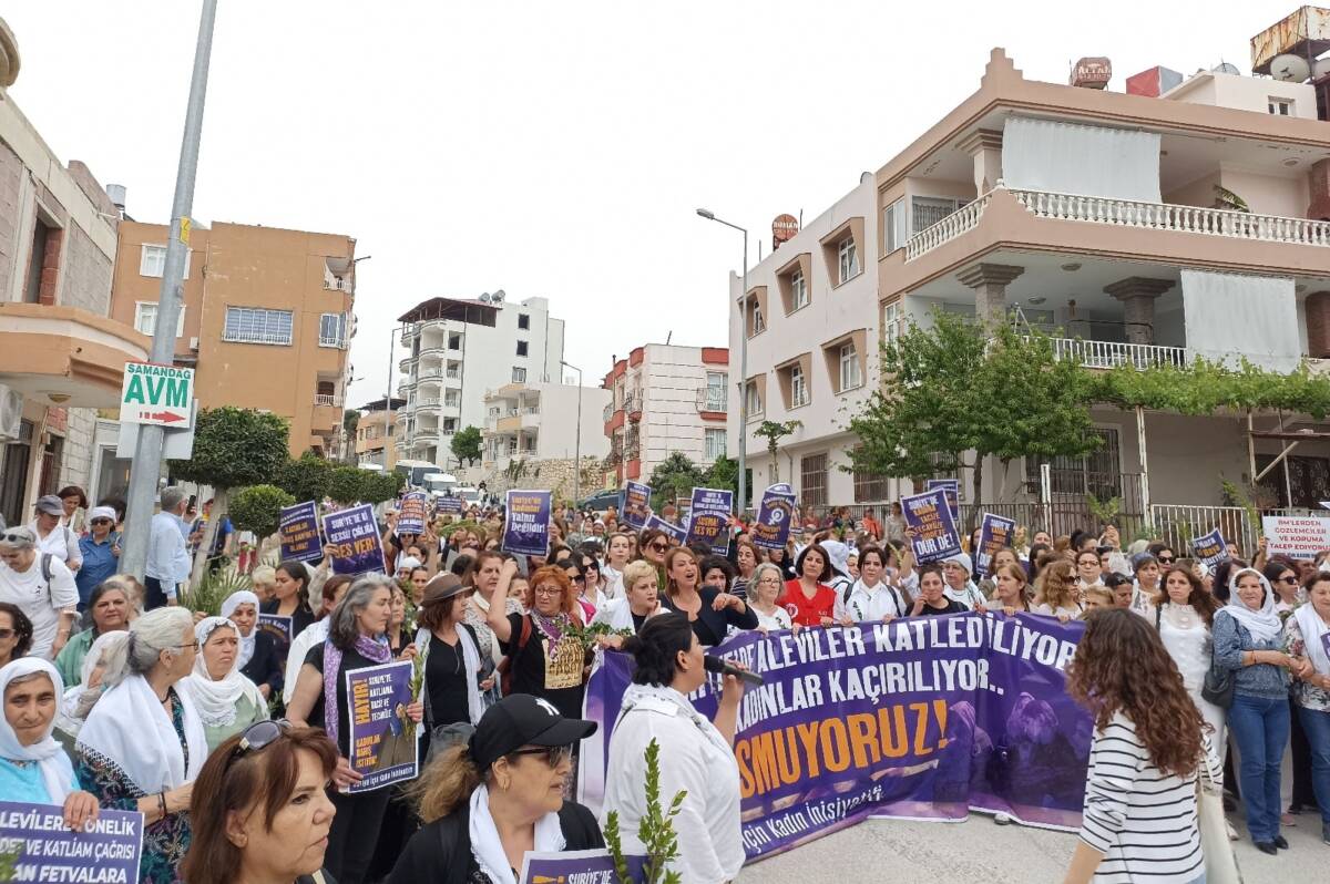 Hatay’ın Samandağ ilçesinde bir araya gelen kadınlar, Suriye’de Alevi toplumuna