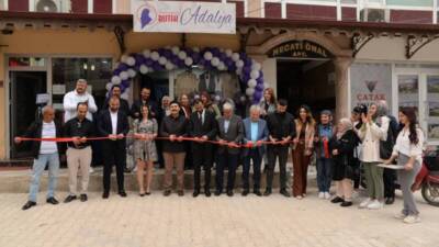 Hatay’ın Yayladağı ilçesinde hizmete giren “Adalya Butik” mağazasının açılışı, ilçe