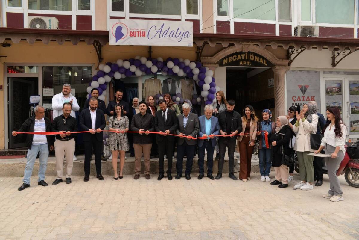 Hatay’ın Yayladağı ilçesinde hizmete giren “Adalya Butik” mağazasının açılışı, ilçe