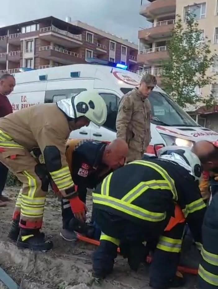 Hatay’ın Samandağ ilçesinde kontrolden çıkan bir Tofaş marka araç, kaldırıma