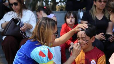 Hatay Büyükşehir Belediyesi (HBB), Arsuz Kent Meydanı’nda çocuklar ve aileler