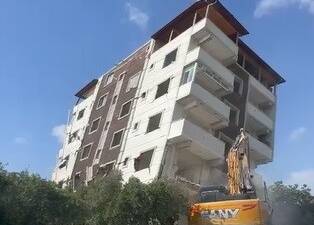 Hatay’ın Defne ilçesinde, Kahramanmaraş merkezli depremler sonrası yıkım süreci devam