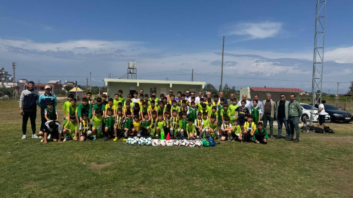 İskenderun Fenerbahçeliler Derneği, Arsuz Gözcülerspor Kulübü’ne malzeme desteğinde bulunarak, gençlerin