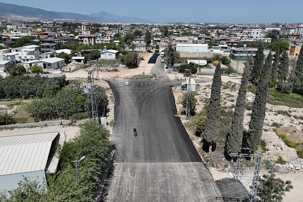 Antakya Küçükdalyan Mahallesi’nde Hatay Büyükşehir Belediyesi’nin yürüttüğü beton asfalt çalışmaları