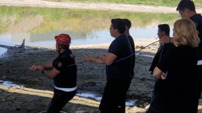 Asi nehrinin Antakya şehir içinde köprü altı kesiminde suya girmek