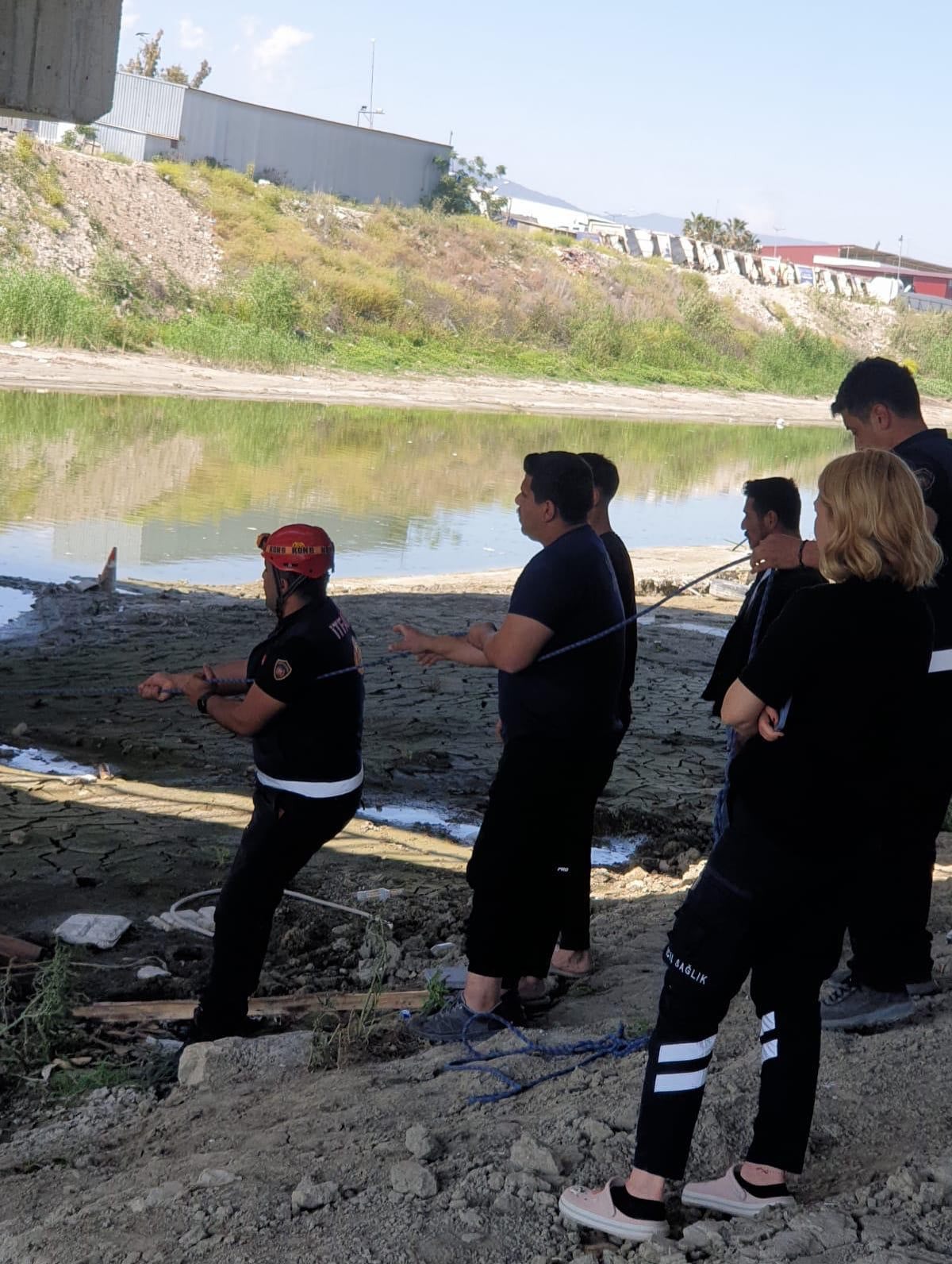 Asi nehrinin Antakya şehir içinde köprü altı kesiminde suya girmek