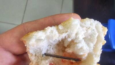 Hatay’ın Reyhanlı ilçesinde, sabah kahvaltısı için zincir marketten ekmek alan