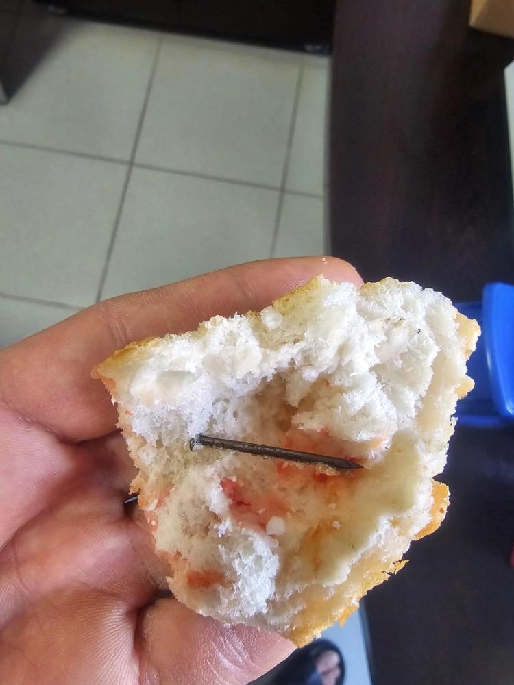 Hatay’ın Reyhanlı ilçesinde, sabah kahvaltısı için zincir marketten ekmek alan