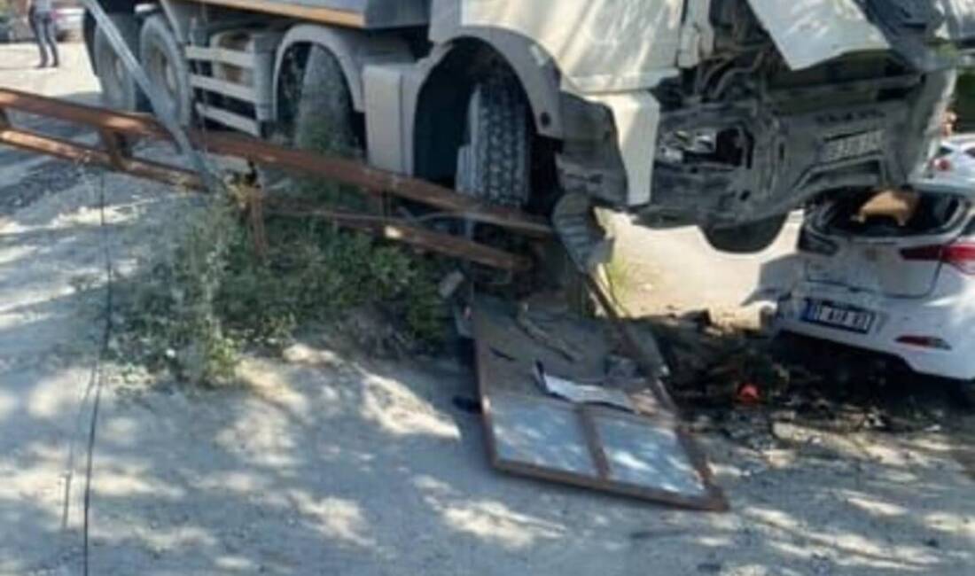 Freni Boşalan Hafriyat Kamyonu Dehşet Saçtı Hatay’ın Antakya ilçesinde freni arızalanan hafriyat kamyonu kontrolden çıkarak park