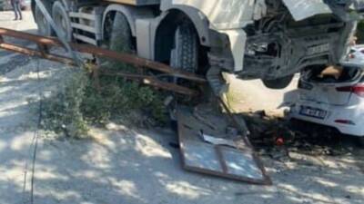 Hatay’ın Antakya ilçesinde freni arızalanan hafriyat kamyonu kontrolden çıkarak park