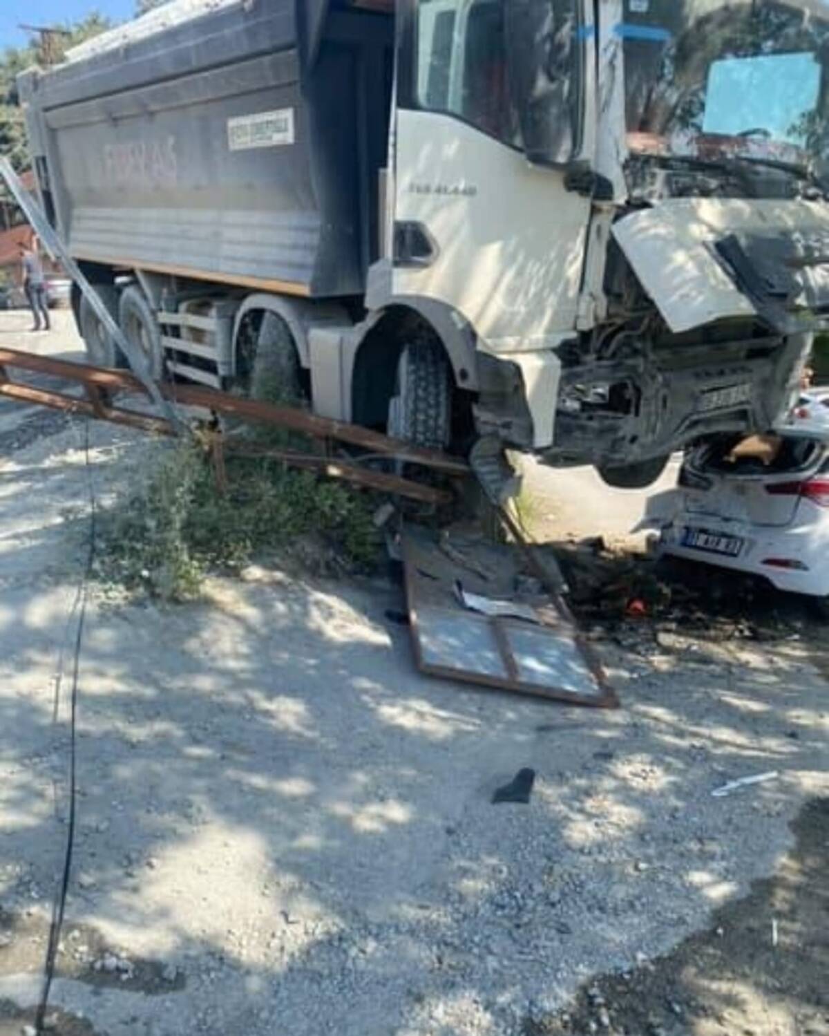 Hatay’ın Antakya ilçesinde freni arızalanan hafriyat kamyonu kontrolden çıkarak park