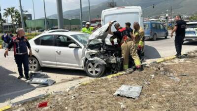 Hatay’ın Antakya ilçesinde öğle saatlerinde meydana gelen trafik kazasında bir