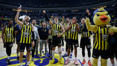 Fenerbahçe Beko, Fransa’da oynanan zorlu Paris Basketbol maçını uzatmalarda kazanarak