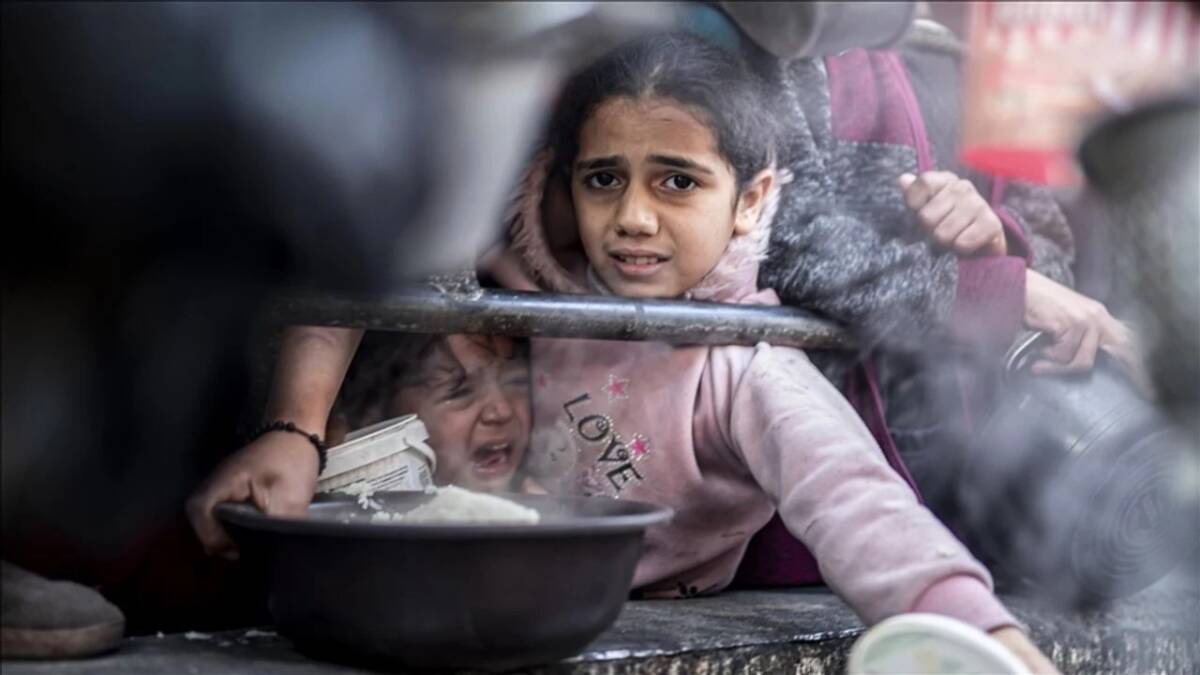 İsrail kuşatması altındaki Gazze’de, enkazlar arasında yaşam savaşı veren çocuklar,