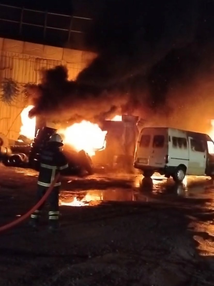 Hatay’ın İskenderun ilçesinde bir oto lastik tamircisinde çıkan yangın paniğe