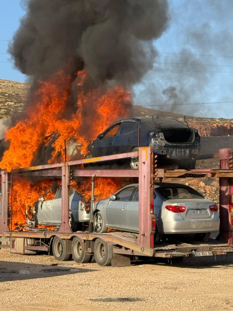 Hatay’ın Reyhanlı ilçesindeki Cilvegözü Sınır Kapısı’nda Suriye’ye geçiş için bekleyen