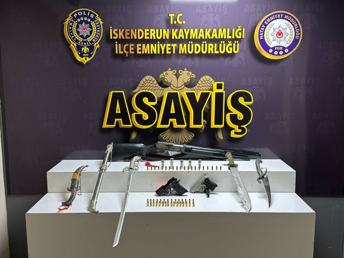 Hatay Emniyeti’nin İskenderun’da gerçekleştirdiği eş zamanlı operasyonda çok sayıda silah