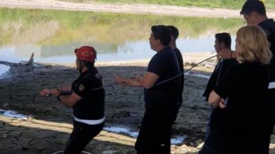 Hatay’ın Antakya ilçesinde Asi Nehri’ne giren bir vatandaş, çamura saplanarak