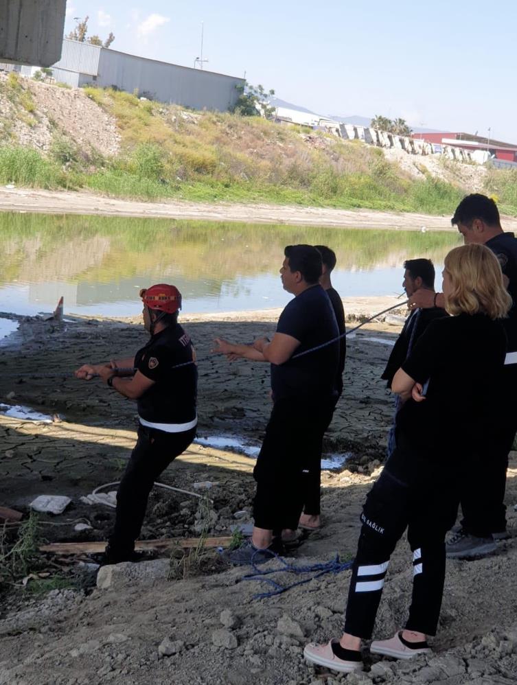 Hatay’ın Antakya ilçesinde Asi Nehri’ne giren bir vatandaş, çamura saplanarak