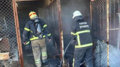 Hatay’daki ayakkabı imalathanesinde çıkan yangın, çevreye sıçramadan kontrol altına alındı.