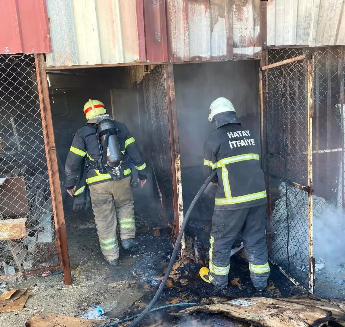 Hatay’daki ayakkabı imalathanesinde çıkan yangın, çevreye sıçramadan kontrol altına alındı.