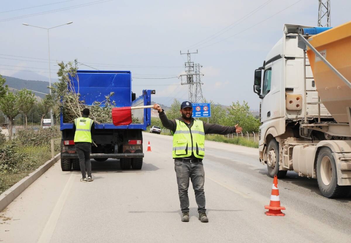 Hatay Büyükşehir Belediyesi, baharın gelişiyle birlikte kent estetiğini artırmak ve