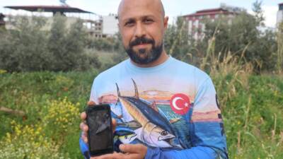 Hatay’da amatör olarak balıkçılık yapan Cemil Yöndem, oltasına takılan yavru