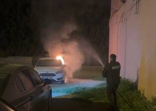 Hatay’ın Kırıkhan ilçesinde gece saatlerinde park halindeki bir otomobilde çıkan