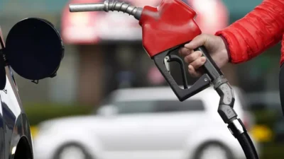 Geçtiğimiz hafta gelen indirimlerin ardından benzine yeniden zam yapıldı. 18