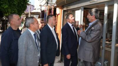 Dörtyol Belediye Başkanı Bahadır Amaç, ilçe esnafıyla bir araya gelerek